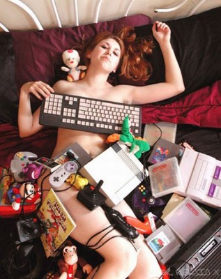 naked-gamer-girl.jpg